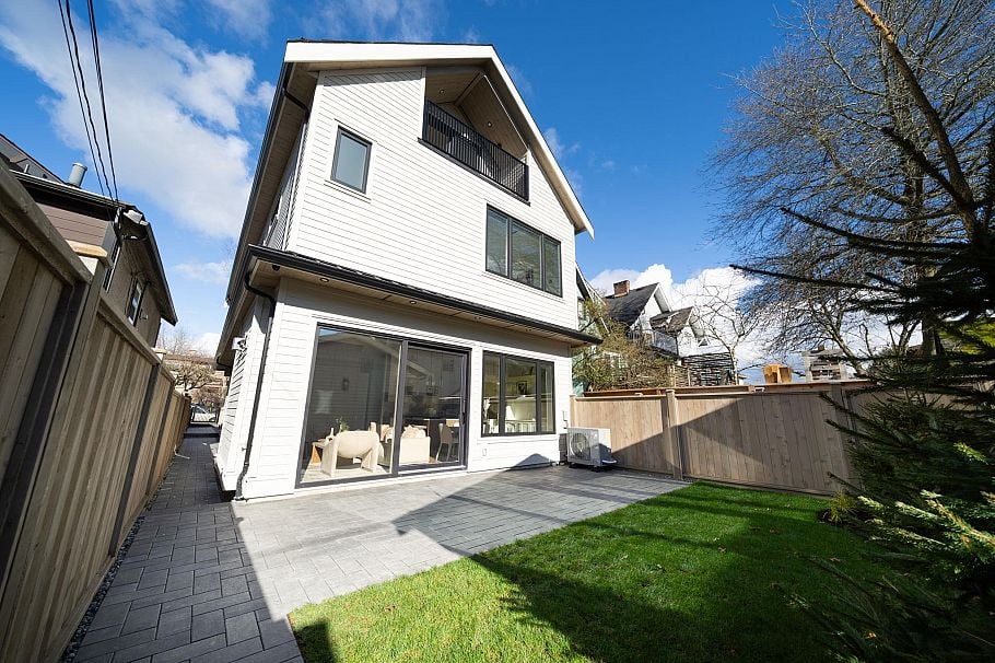 2 864 E 16th Avenue Vancouver, BC - 27