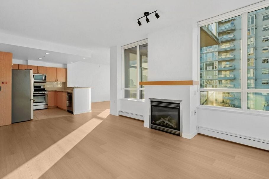 801 120 W 16 Street North Vancouver, BC - 1