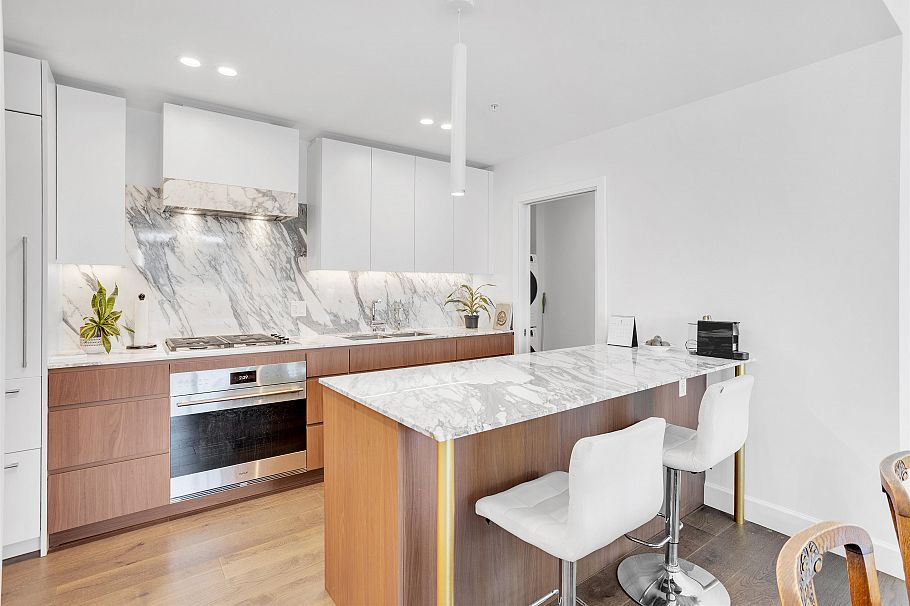 307 3668 W 10th Avenue Vancouver, BC - 1