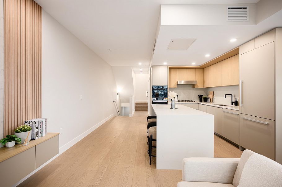 2 128 W Woodstock Avenue Vancouver, BC - 4