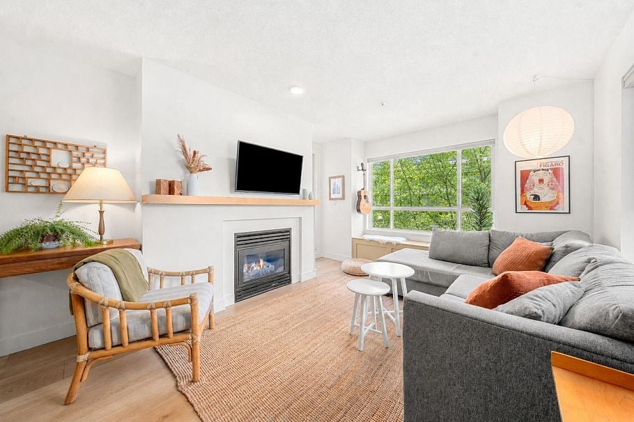 301 333 E 1st Street North Vancouver, BC - 1