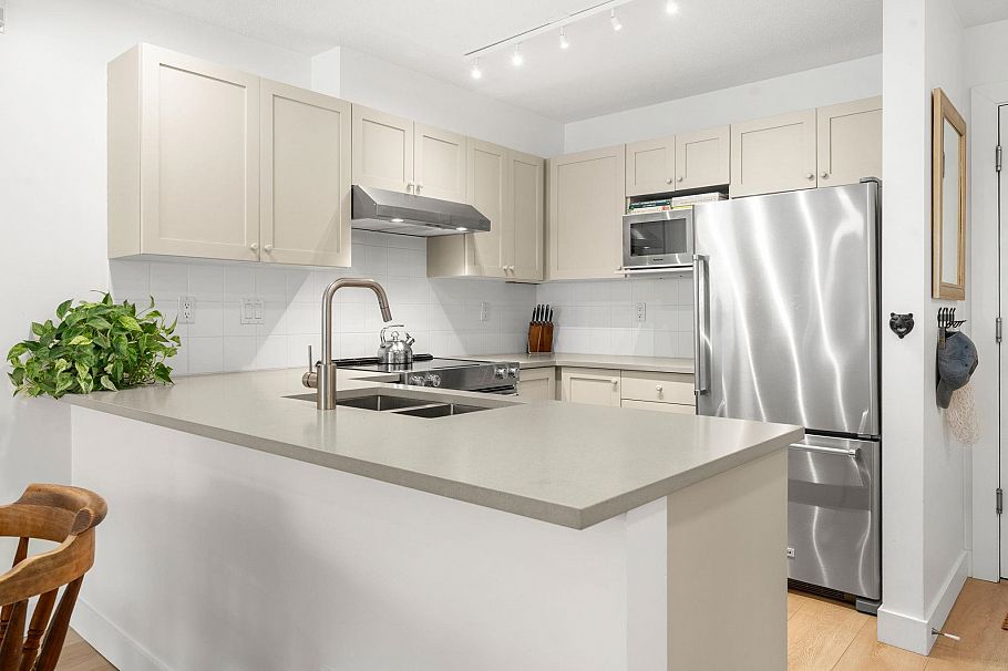 301 333 E 1st Street North Vancouver, BC - 10
