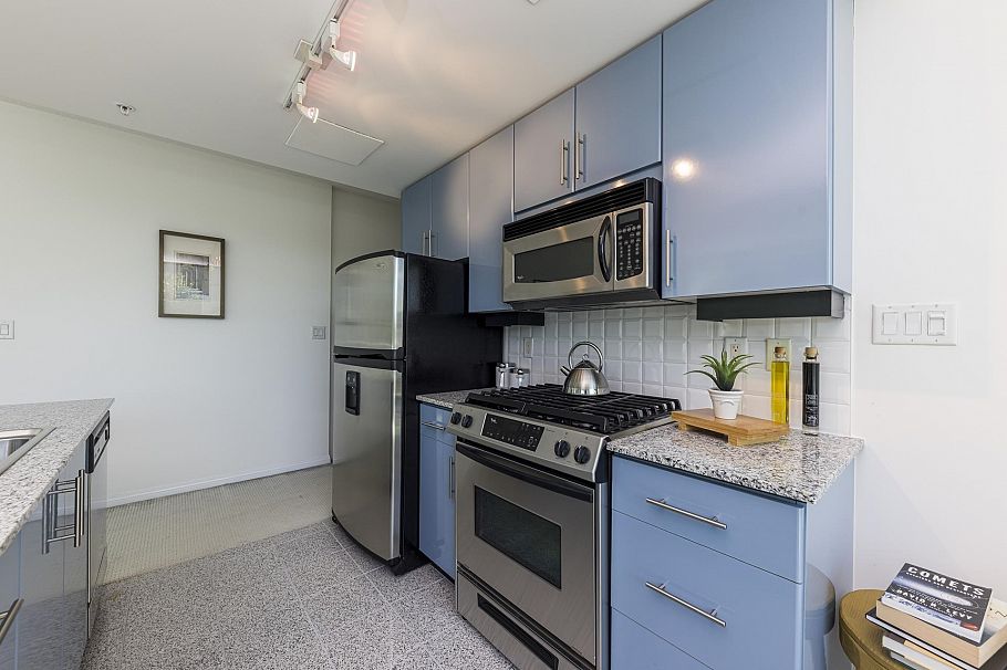 303 168 E Esplanade North Vancouver, BC - 11