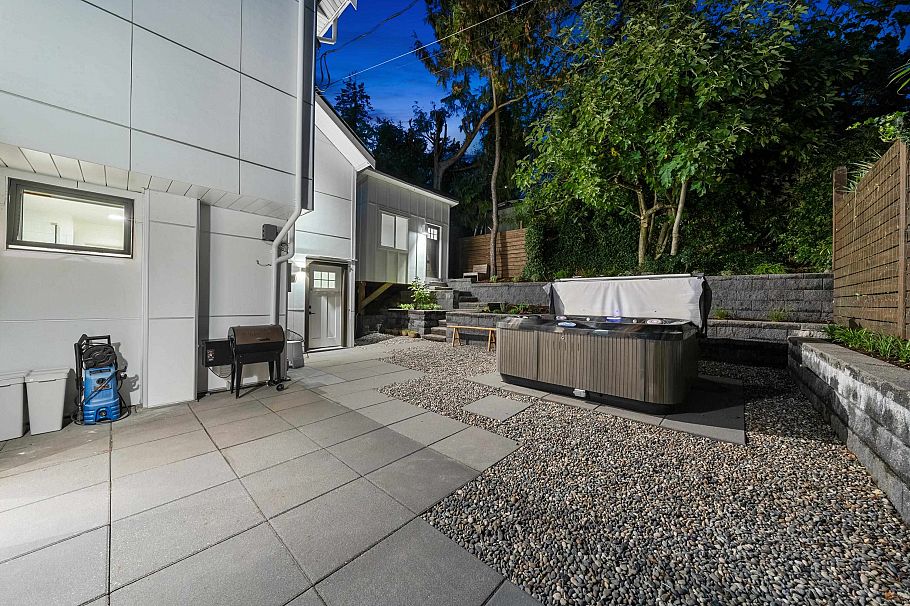 1140 W 17 Street North Vancouver, BC - 34