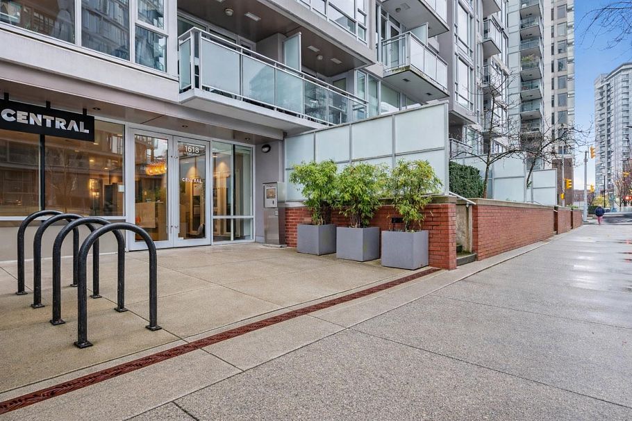 311 1618 Quebec Street Vancouver, BC - 2