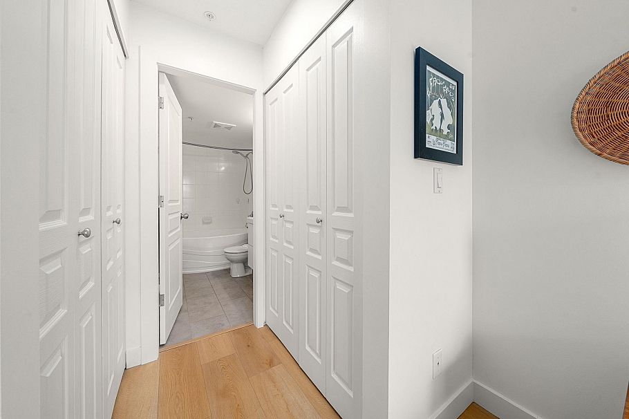 301 333 E 1st Street North Vancouver, BC - 19