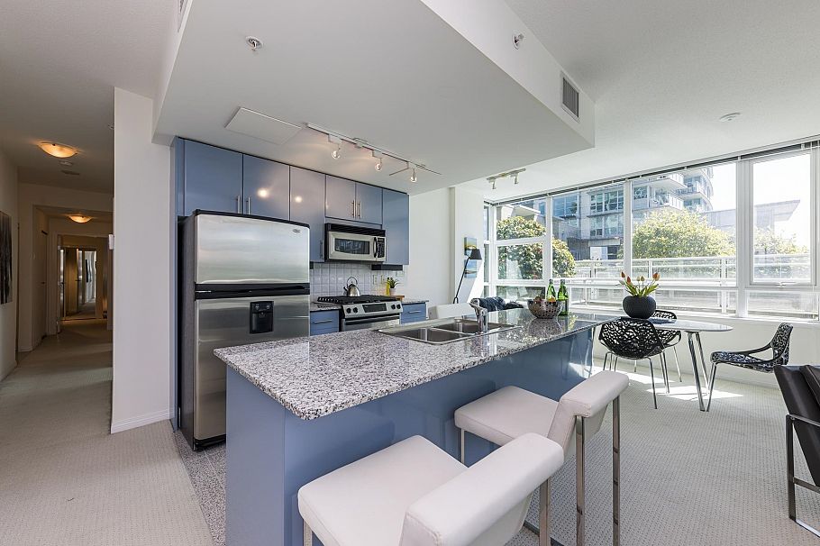 303 168 E Esplanade North Vancouver, BC - 3