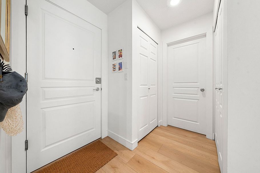 301 333 E 1st Street North Vancouver, BC - 25