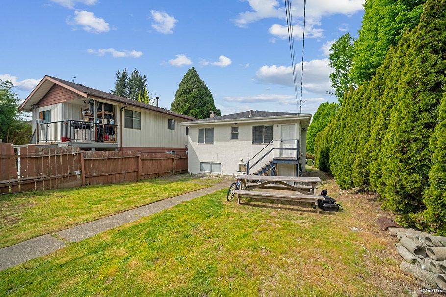 5702 Lancaster Street Vancouver, BC - 25