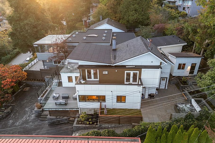 1140 W 17 Street North Vancouver, BC - 39
