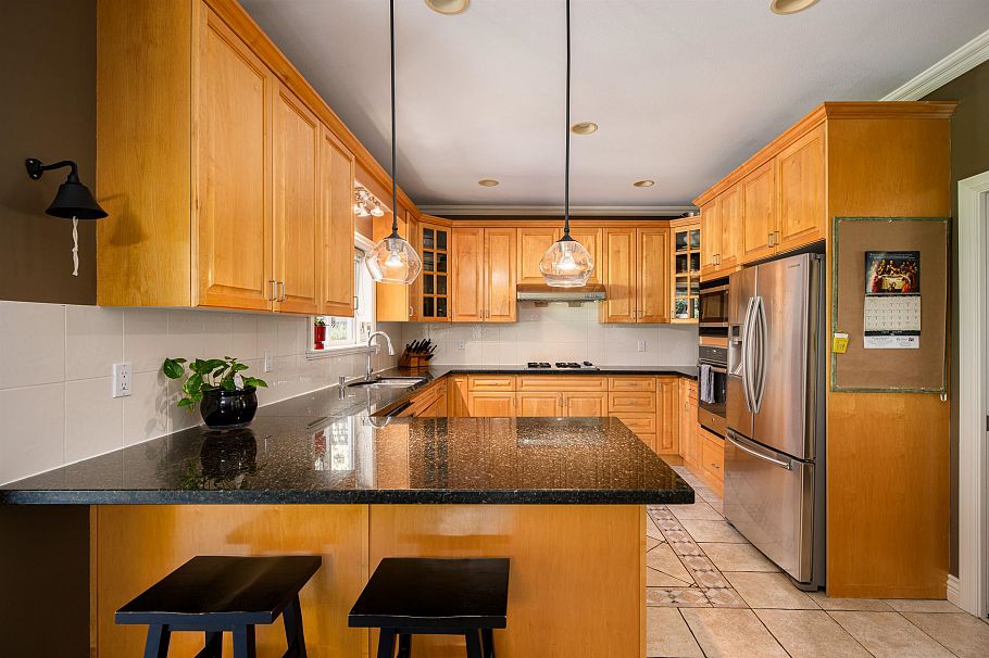 228 W Kings Road North Vancouver, BC - 12