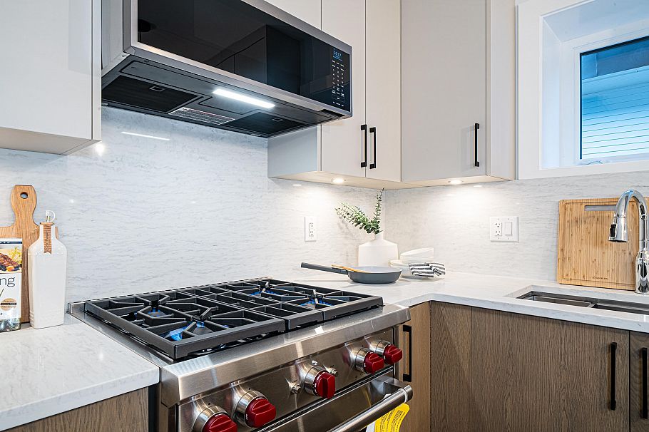 1 2735 W 8th Avenue Vancouver, BC - 9