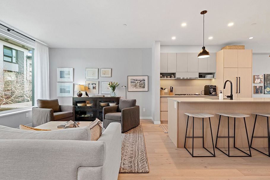31 528 E 2nd Street North Vancouver, BC - 1