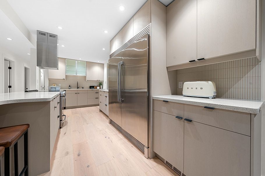 1140 W 17 Street North Vancouver, BC - 3