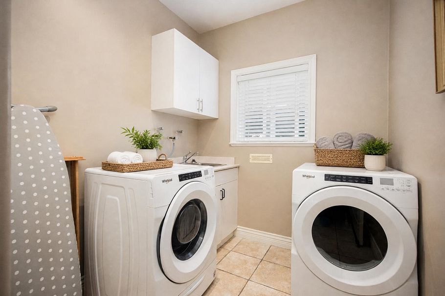 228 W Kings Road North Vancouver, BC - 16