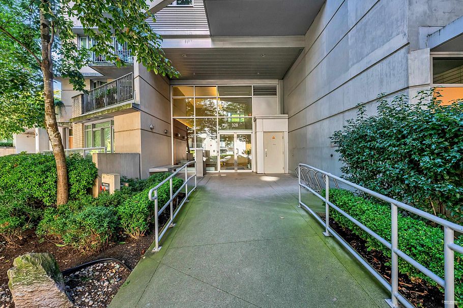 409 328 E 11th Avenue Vancouver, BC - 2