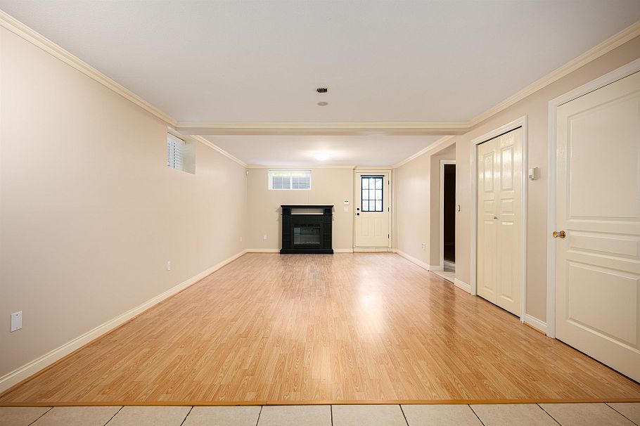 228 W Kings Road North Vancouver, BC - 33