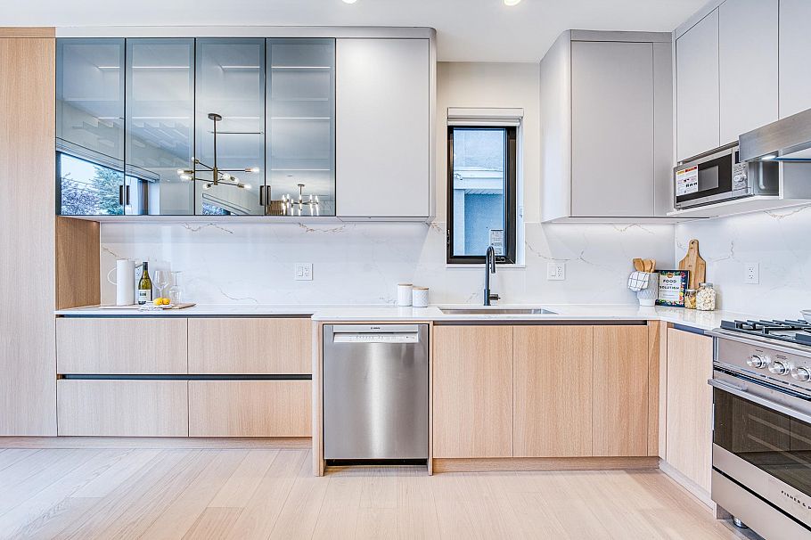 1 968 E 55th Avenue Vancouver, BC - 9
