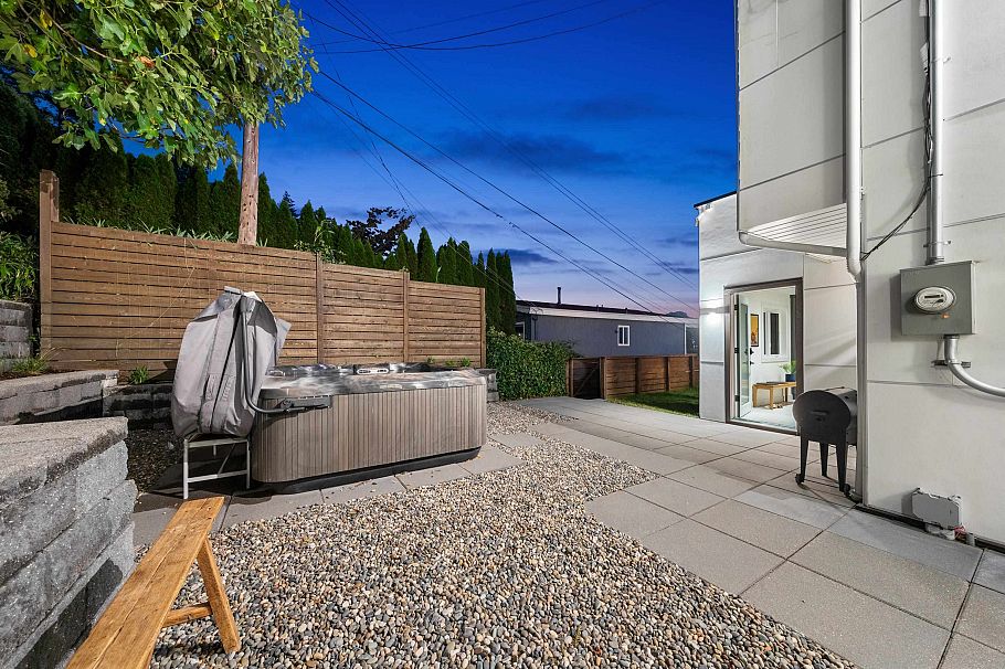 1140 W 17 Street North Vancouver, BC - 35