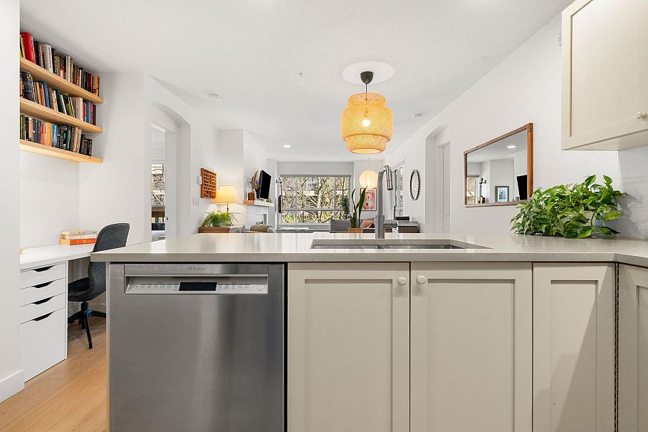 301 333 E 1st Street North Vancouver, BC - 14