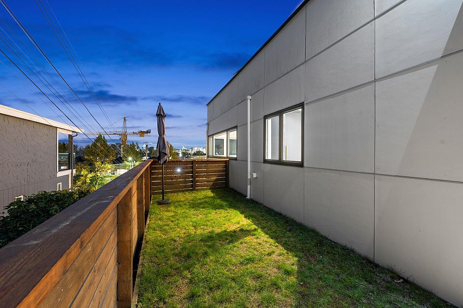 1140 W 17 Street North Vancouver, BC - 36