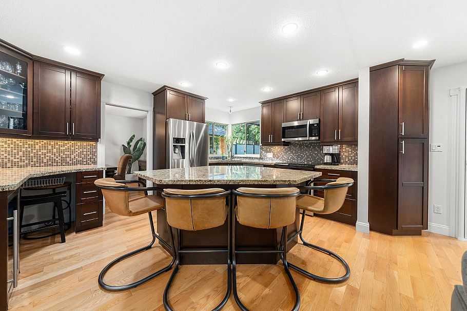 1216 Plateau Drive North Vancouver, BC - 12
