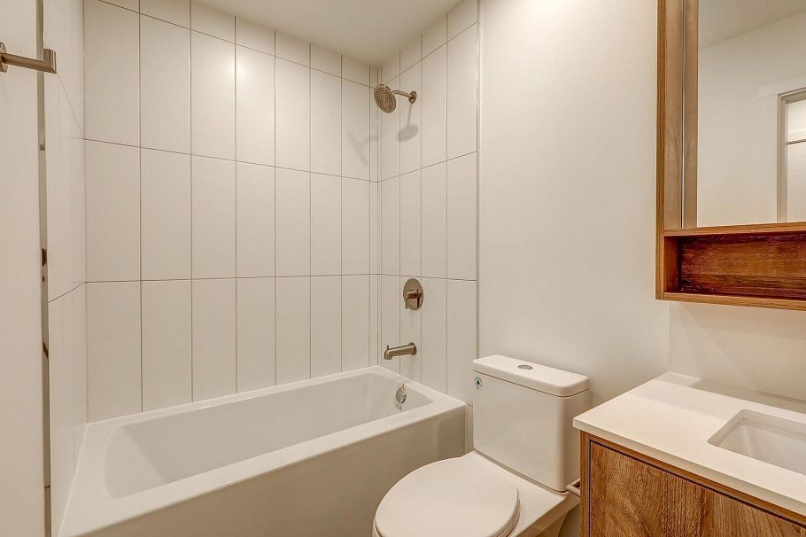 206 3594 Malsum Drive North Vancouver, BC - 25