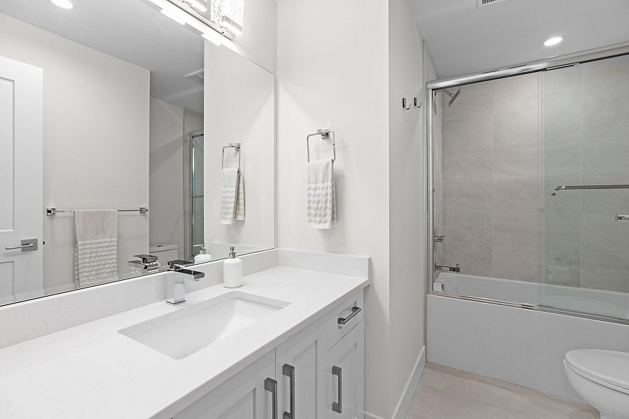 215 E 22nd Street North Vancouver, BC - 23