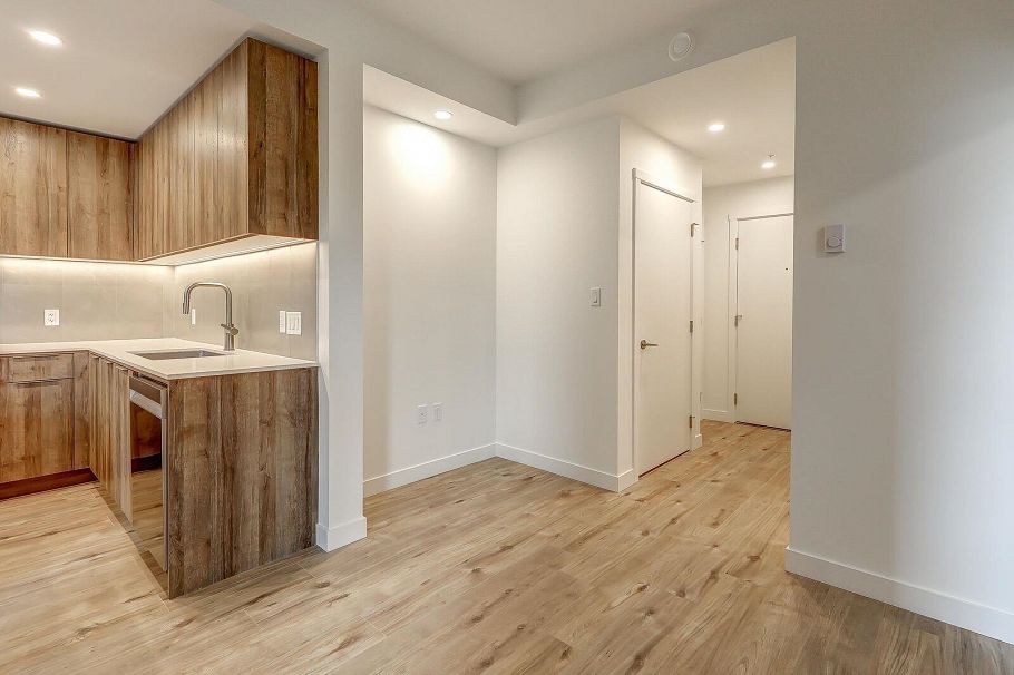 206 3594 Malsum Drive North Vancouver, BC - 18