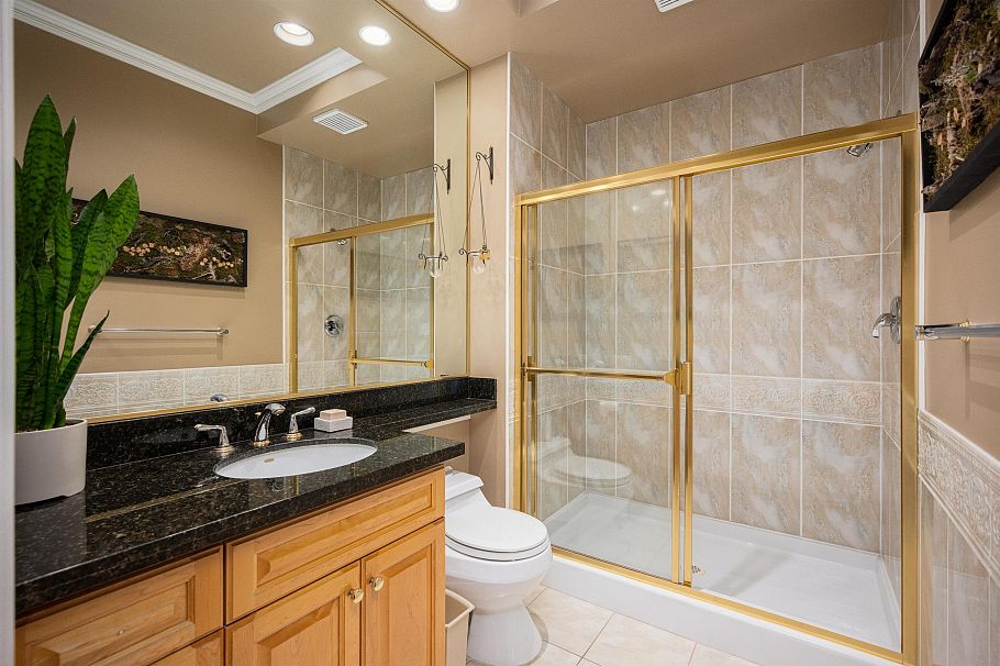228 W Kings Road North Vancouver, BC - 17