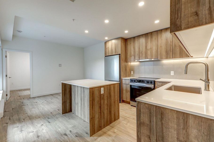 206 3594 Malsum Drive North Vancouver, BC - 10