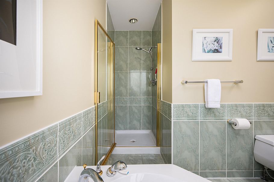 228 W Kings Road North Vancouver, BC - 23