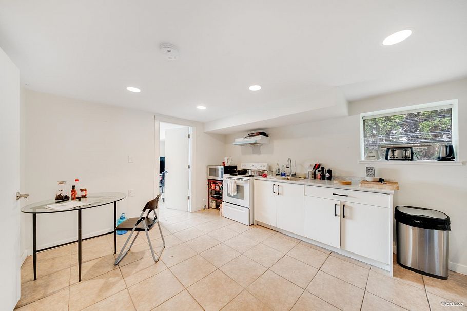 5702 Lancaster Street Vancouver, BC - 18