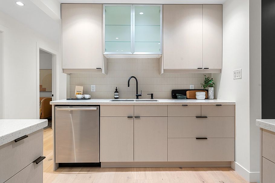 1140 W 17 Street North Vancouver, BC - 4