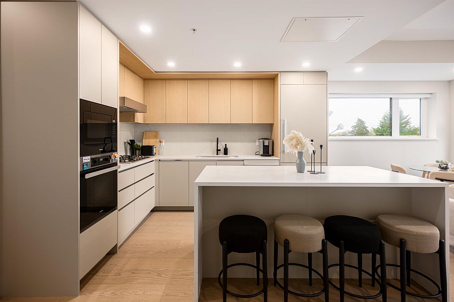 2 128 W Woodstock Avenue Vancouver, BC - 2