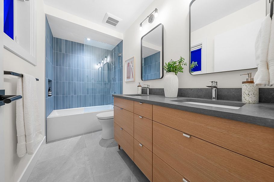 1140 W 17 Street North Vancouver, BC - 29