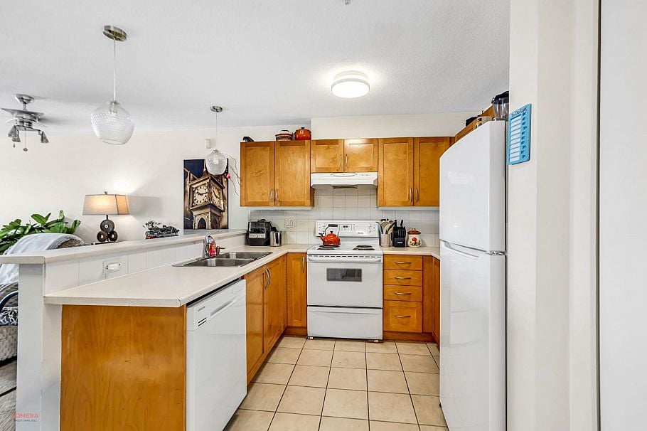 208 333 E 1st Street North Vancouver, BC - 9