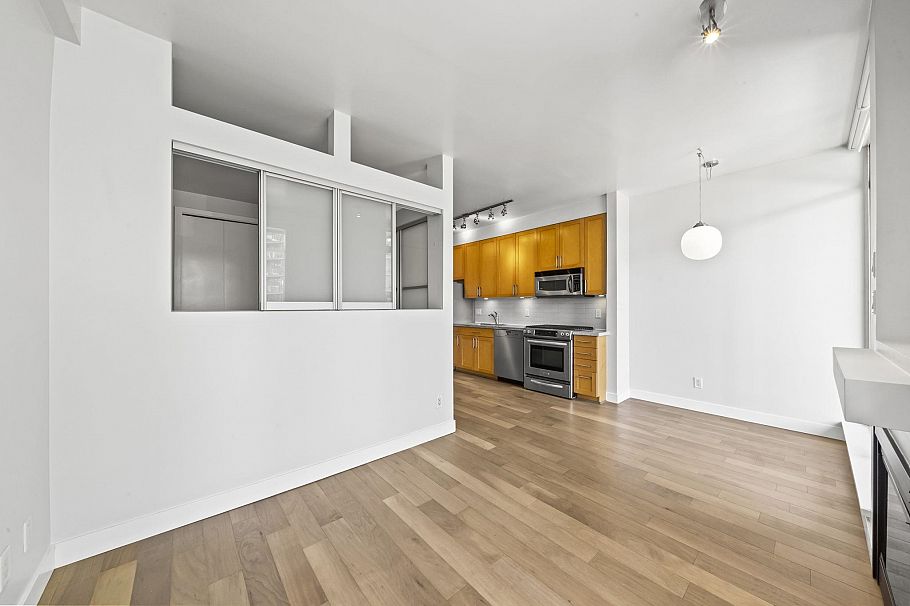 304 2055 Yukon Street Vancouver, BC - 5