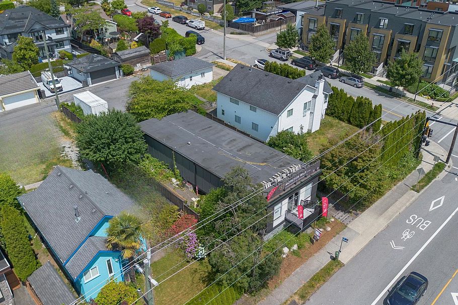 658 E 3rd Street North Vancouver, BC - 2