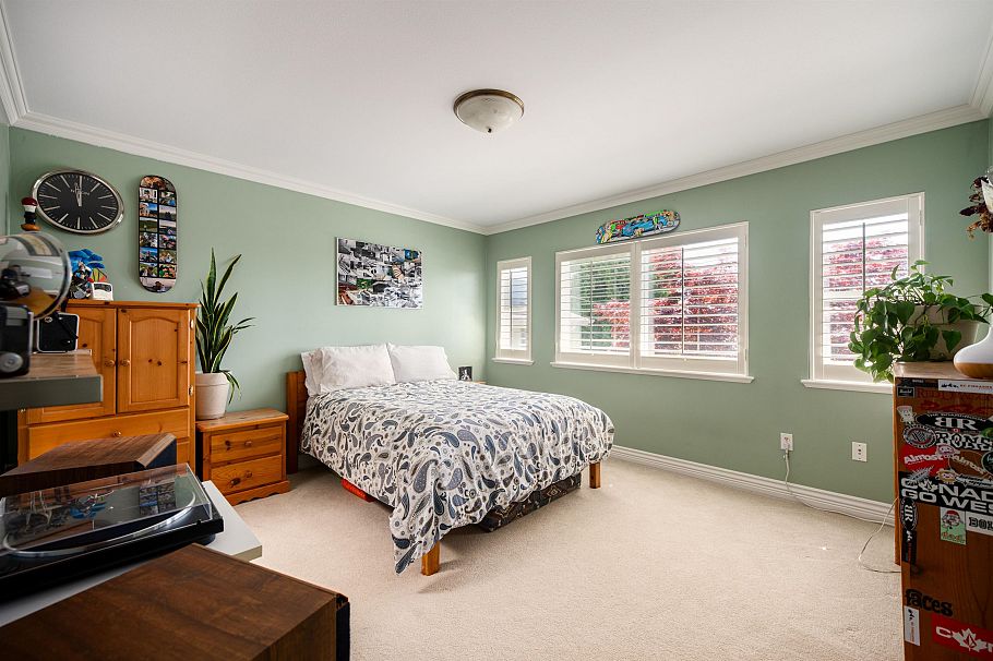 228 W Kings Road North Vancouver, BC - 25