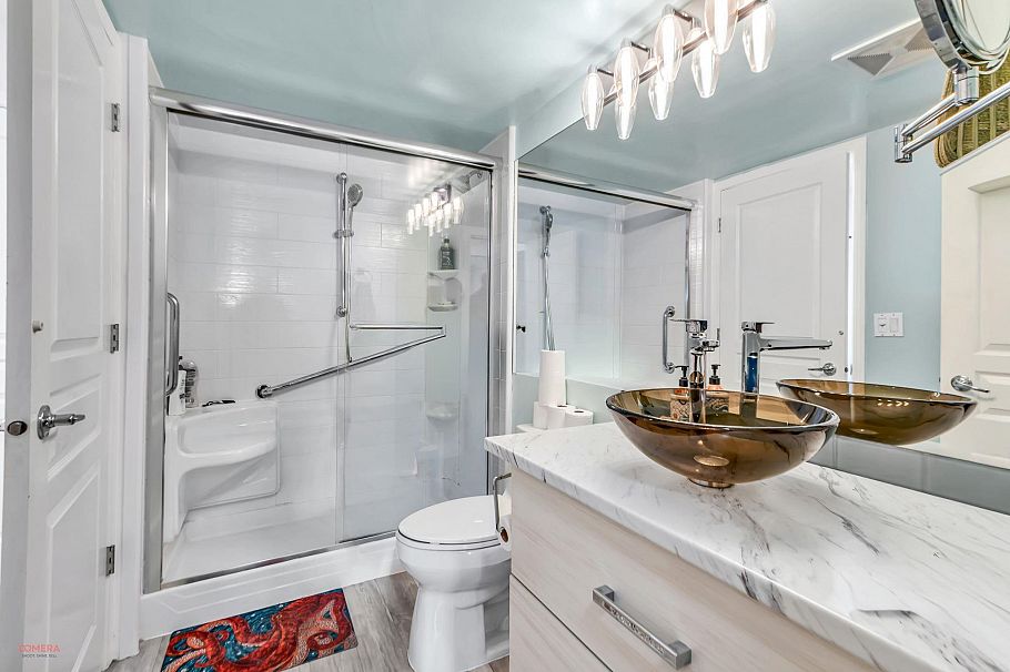 208 333 E 1st Street North Vancouver, BC - 11