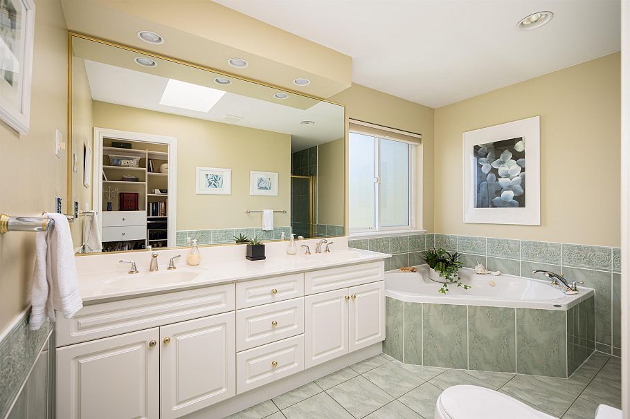 228 W Kings Road North Vancouver, BC - 22