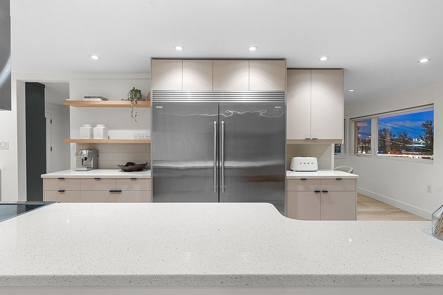 1140 W 17 Street North Vancouver, BC - 2