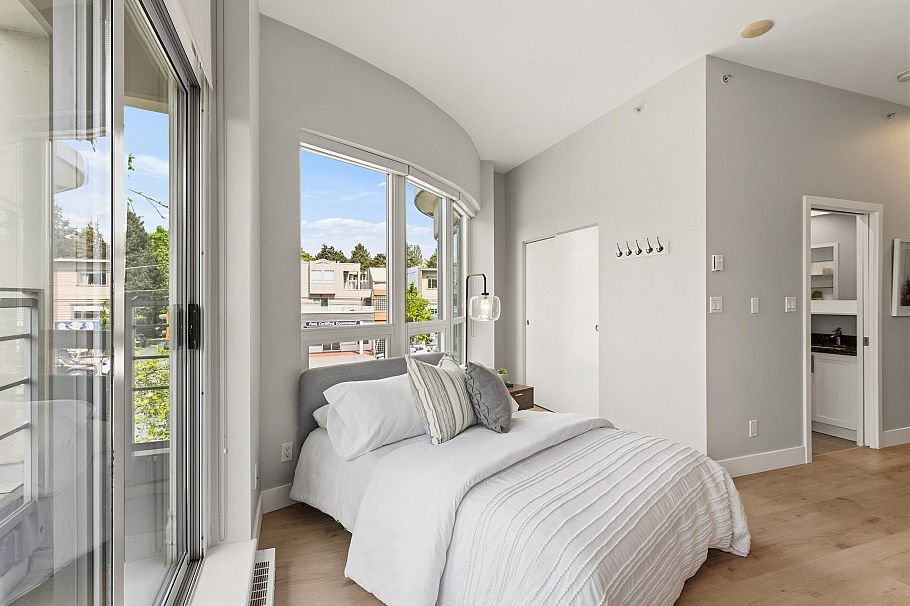 207 2288 W Broadway Vancouver, BC - 4