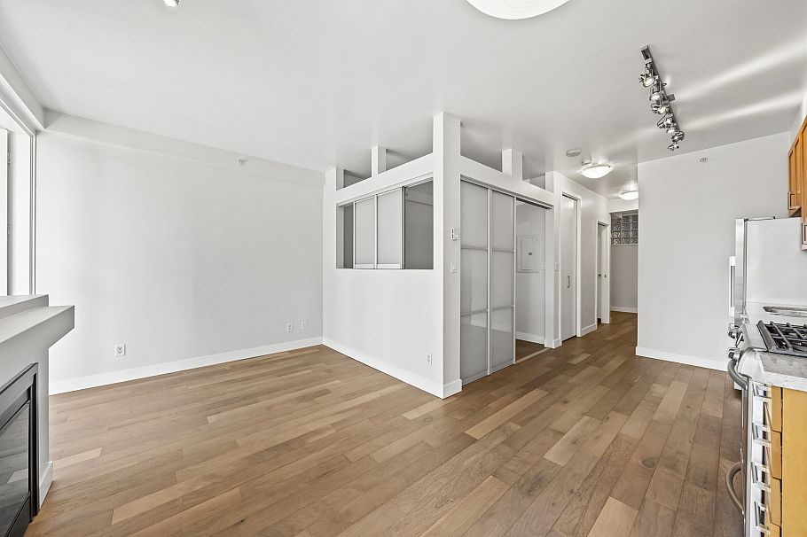 304 2055 Yukon Street Vancouver, BC - 4