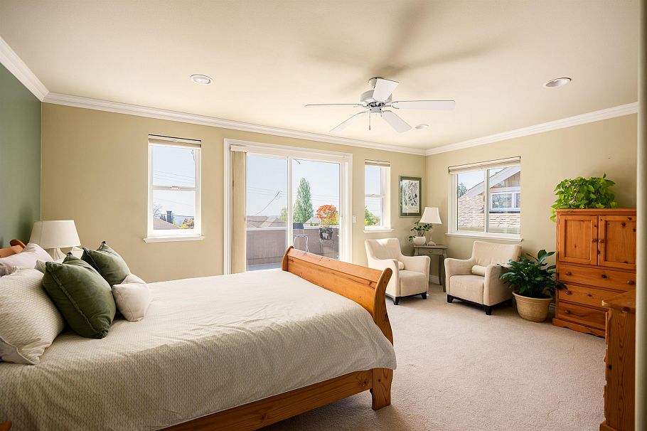 228 W Kings Road North Vancouver, BC - 20