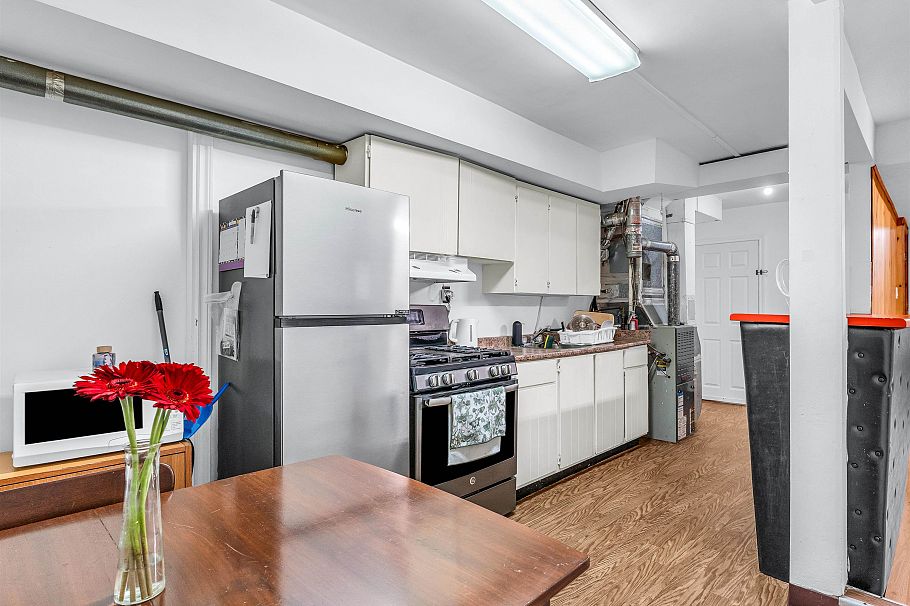 3031 E 16th Avenue Vancouver, BC - 30