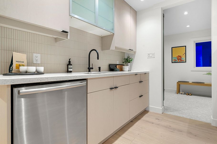 1140 W 17 Street North Vancouver, BC - 7