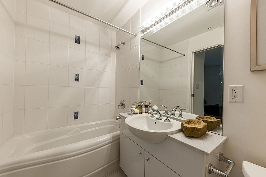 303 168 E Esplanade North Vancouver, BC - 17