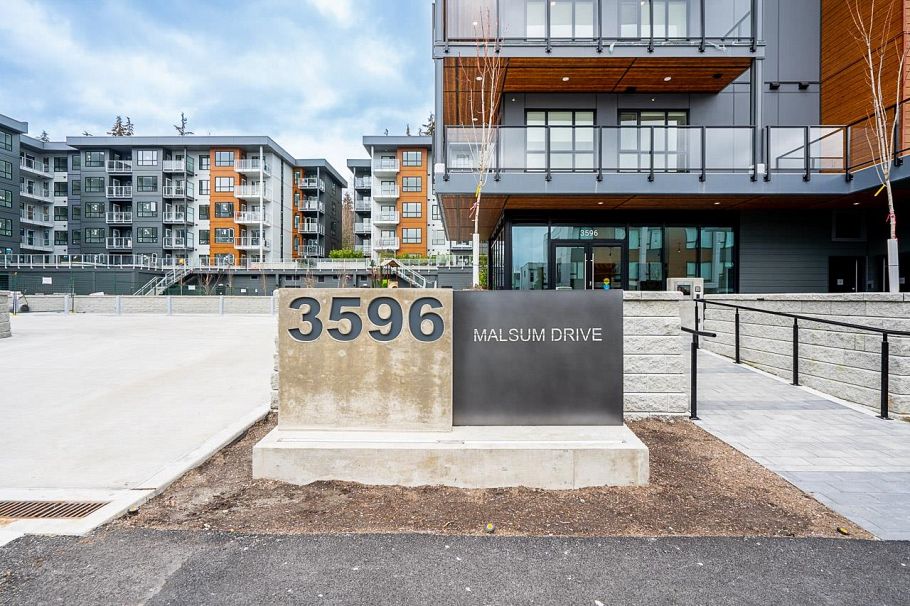 412 3596 Malsum Drive North Vancouver, BC - 2